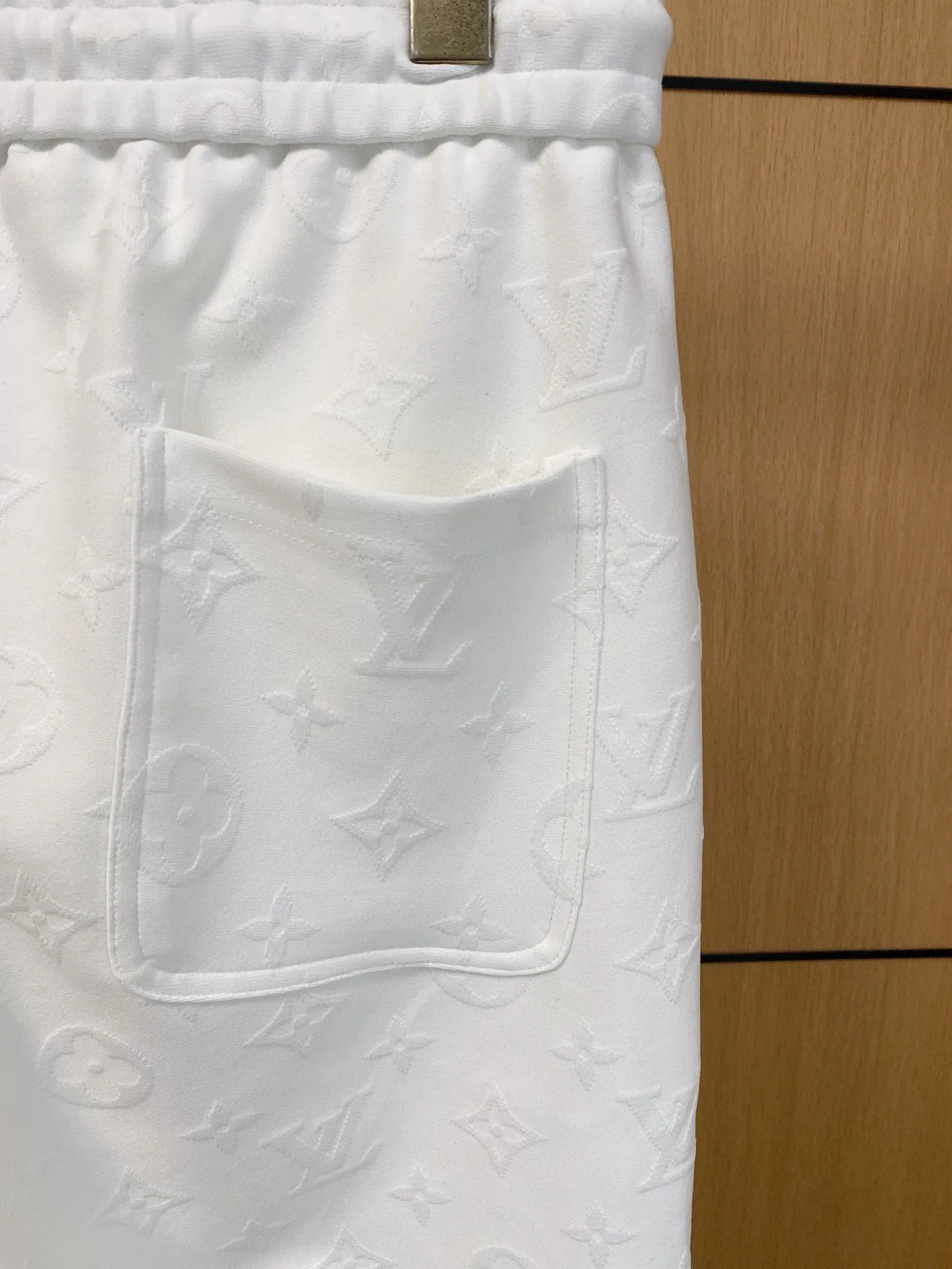🅿️720 LV hot-selling suit is coming. Focus on the original version of the official website. 2025 new hot-selling cardigan suit. The original order is the best. 🇭🇰The meticulous work of top designers. It has a fitting and perfect upper body effect. All-natural high-quality Tencel Roman cotton 100%, close-fitting comfort, noble and elegant! Original hardware embodies elegance and nobility! Counter size: M-3XL (maximum wear up to 190 pounds)